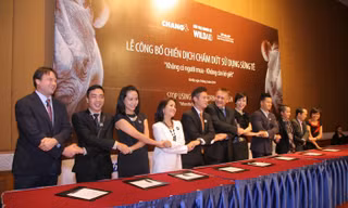 Các đại sứ thiện chí có mặt trong buổi lễ bắt tay khẳng định quyết tâm hành động vì tê giác.