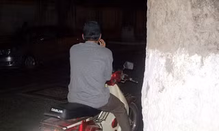 “Trai gọi” chờ khách trên đường Nguyễn Chí Thanh (TP HCM).