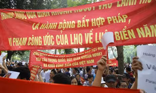 Người dân Thủ đô mít tinh phản đối Trung Quốc đưa giàn khoan trái phép, vi phạm chủ quyền Việt Nam. Ảnh: Như Ý