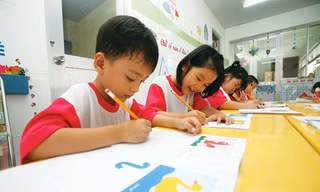  Trẻ học lớp lá ở các trường mầm non đã làm quen với chữ cái, con số, các nét chữ - Ảnh: Đào Ngọc Thạch 
