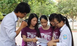  Học sinh Trường THPT chuyên Phan Bội Châu hào hứng với đề thi thử môn Toán được lồng ghép các ký tự liên tưởng tới vụ giàn khoan Hải Dương 981. Ảnh: Pháp Luật TPHCM
