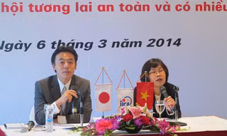 Ông Mori Mutsuya - Trưởng đại diện Văn phòng JICA Việt Nam (bên trái) tại cuộc họp báo