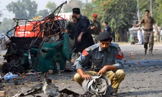 Hiện trường vụ đánh bom xe tại Peshawar ngày 23/9. Ảnh: AFP