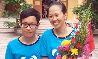 Nguyễn Văn Tuân chụp chung cùng giáo viên dạy toán (Ảnh: NVCC)