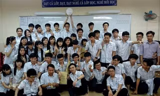 Học sinh lớp 12D1 chụp hình lưu niệm cùng thầy quản nhiệm. (Ảnh: Nguồn Internet) 