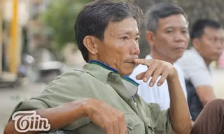 Đôi mắt bác đỏ hoe khi nghĩ đến hoàn cảnh gia đình và thương con gái. 