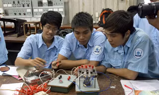 Sinh viên thực hành ngành điện - điện tử - Ảnh: Đào Ngọc Thạch (Thanh Niên)
