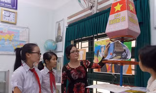 Cô giáo Minh dạy trực quan cho học trò tài phòng học bộ môn. 