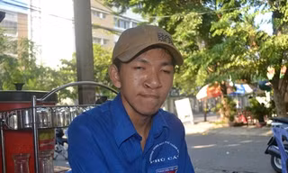 Bị đa khuyết tật nhưng Trần Nguyên Kha vẫn quyết tâm đi thi đại học. 
