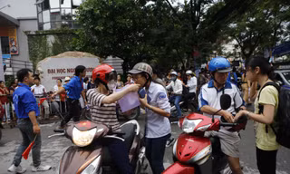 Thí sinh sau giờ làm bài. Ảnh: Như Ý