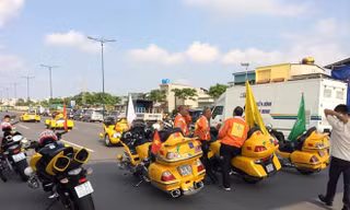 Dàn mô tô khủng màu vàng dẫn đoàn đua xe đạp