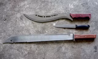 Cơ quan chức năng thu giữ hung khí liên quan vụ việc.