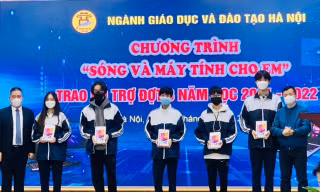 5 học sinh đại diện 2000 em nhận hỗ trợ đợt 6 của Chương trình