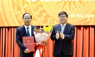 PGS, TS. Nguyễn Duy Bắc, Phó Bí thư Đảng ủy, Phó Giám đốc Học viện Chính trị Quốc gia Hồ Chí Minh đã trao quyết định công nhận chức danh Chủ tịch Hội đồng trường cho PGS, TS. Mai Đức Ngọc.