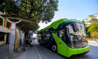 Người dân Thủ đô lần đầu tiên được trải nghiệm hình thức thẻ, vé điện tử trên các tuyến xe buýt điện. Chỉ với vài thao tác đơn giản, hành khách có thể đăng ký thẻ, mua vé tháng trực tuyến trên website: vedientu.vinbus.vn hoặc thông qua mục VinBus trên ứng dụng VinID, thanh toán nhanh chóng, tiện lợi bằng thẻ Napas hoặc ví VinID