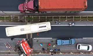 4 ôtô tông liên hoàn, đường Vành đai 3 trên cao tê liệt gần 15 km