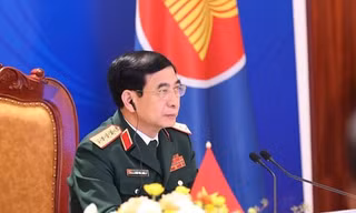 Đại tướng Phan Văn Giang, Bộ trưởng Bộ Quốc phòng Việt Nam, dự hội nghị tại điểm cầu Hà Nội. (Ảnh: Trọng Đức/TTXVN)