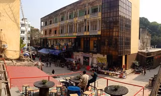 Zone 9 bị phong tỏa, hàng quán vắng khách