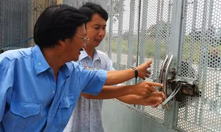 Bảo vệ ngủ say, trộm vào ‘dọn’ 11 xe máy