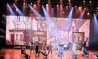 Lạc vào giữa hai thế giới thực - ảo với vở nhạc kịch English Performance