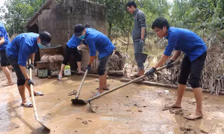 150 Sinh viên Nghệ An hỗ trợ nhân dân Hà Tĩnh khắc phục hậu quả sau mưa lũ