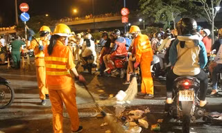 Vất vả dọn 'núi' rác ở trung tâm Sài Gòn sau giao thừa