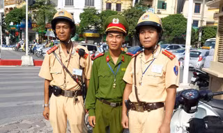 Tổ công tác giúp đỡ người phụ nữ có ý định tự tử về nhà an toàn.