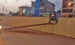 Sự cố rơi thanh sắt xuống đường vào tối ngày 10/5. Ảnh: Nguyễn Thành Công.