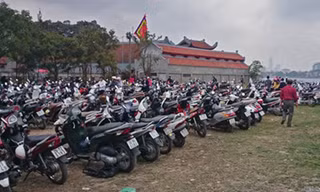 Các bãi gửi xe luôn chật kín trong dịp Tết.