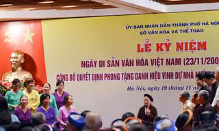 Những di sản văn hoá phi vật thể (Hát trống quân, Chèo, Hát văn) được các nghệ nhân biểu diễn.