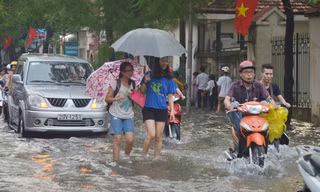 Người Hà Nội lại nối đuôi nhau đi trên 'sông' sau mưa lớn