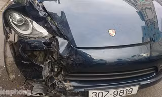 Porsche Cayenne S tiền tỷ nát đầu sau cú “hôn” xe 16 chỗ