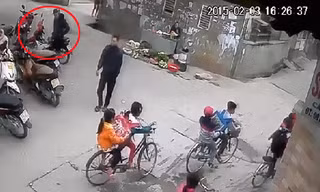 10 video ‘hot’: Trộm bẻ khóa 2 xe Air Blade giữa ban ngày tại Hà Nội