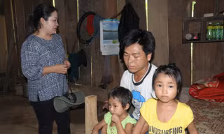 Lãnh đạo huyện Kỳ Sơn thăm hỏi, động viên gia đình chị Cụt Thị Đanh.