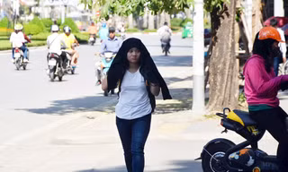 Người dân Thủ đô 'chống đỡ' cái nắng 34 độ giữa mùa đông