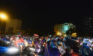 Giao thông Thủ đô tắc nghẽn sau màn pháo hoa