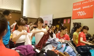 Hà Nội: Chen nhau nghẹt thở mua đồ giảm giá