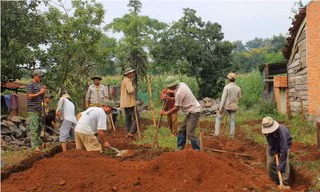 Khởi công xây nhà tặng gia đình chị Quê.
