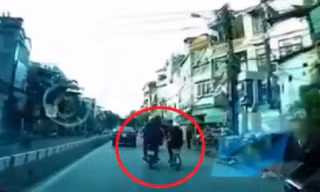 10 video ‘hot’: Hai thanh niên giật dây chuyền táo tợn giữa phố Hà Nội