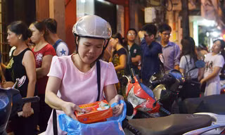 [ẢNH] Người Hà Nội chen chân xếp hàng mua bánh Trung thu