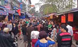 Tắc đường vào Phủ Tây Hồ xin lộc đầu năm