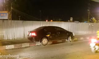 Hiện trường ô tô Civic “mắc cạn” trên cầu ở Hà Đông