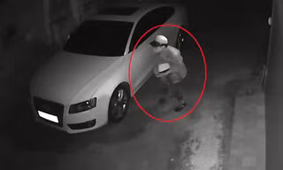 Camera ghi lại cảnh nam thanh niên vặt trộm gương Audi A5