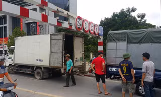 Chiếc xe tải phải xịt hết hơi mới có thể thoát ra ngoài.