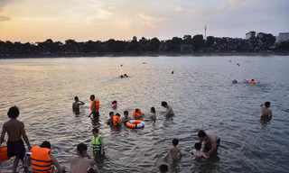 Người lớn, trẻ em bất chấp 'Hà Bá' thi nhau tắm hồ Linh Đàm