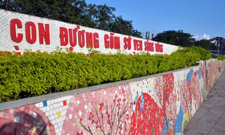 Khởi công đầu 2008, khánh thành vài ngày trước đại lễ Nghìn năm Thăng Long, con đường gốm sứ dài gần bốn cây số ven sông Hồng đã được tổ chức kỷ lục Guinness công nhận là bức tranh ghép gốm sứ lớn nhất thế giới.
