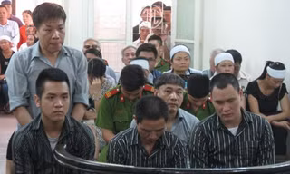 Bị cáo Lê Trung Kiên (áo xám, đứng) cùng các bị cáo tại toà sơ thẩm. Ảnh: An ninh thủ đô.