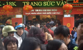 [VIDEO] Người Hà Nội chen chân mua vàng cầu may