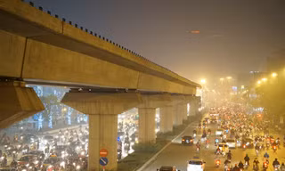 Thông thường khi trời chiều hửng nắng, càng về chiều muộn thời tiết càng trong hơn nhưng hôm qua thì khác, càng về tối sương mù dâng lên càng dày đặc không khác gì lúc sáng sớm.
