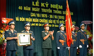Lễ nhận Huân chương bảo vệ tổ quốc hạng nhất của sư đoàn. Ảnh: N.A.